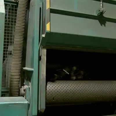 Centro sabbiatura e granigliatura a tappeto per componenti pressofusi in alluminio e zama