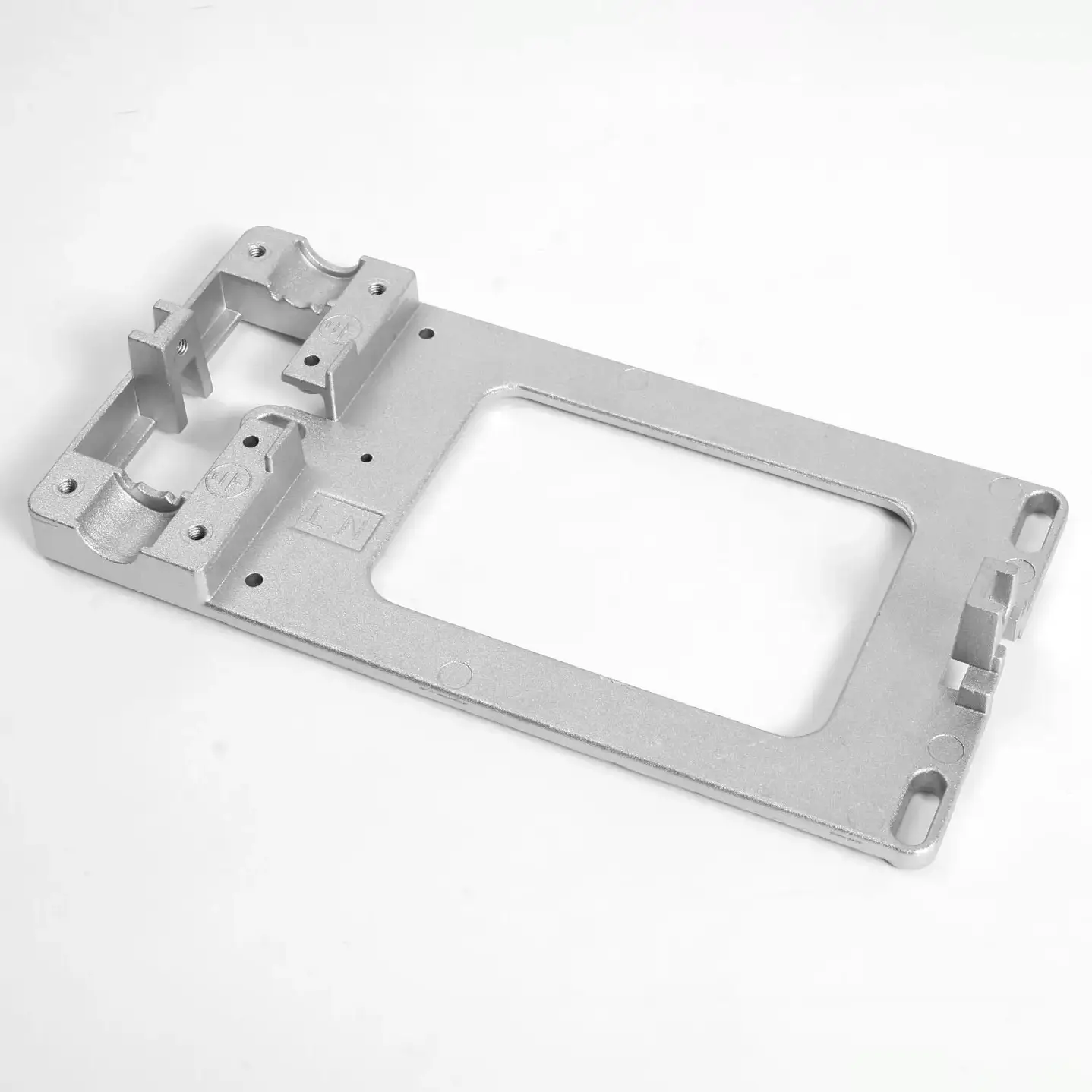 Supporto strutturale piatto in lega di alluminio con alloggiamenti per servomotori ottenuto per pressofusione