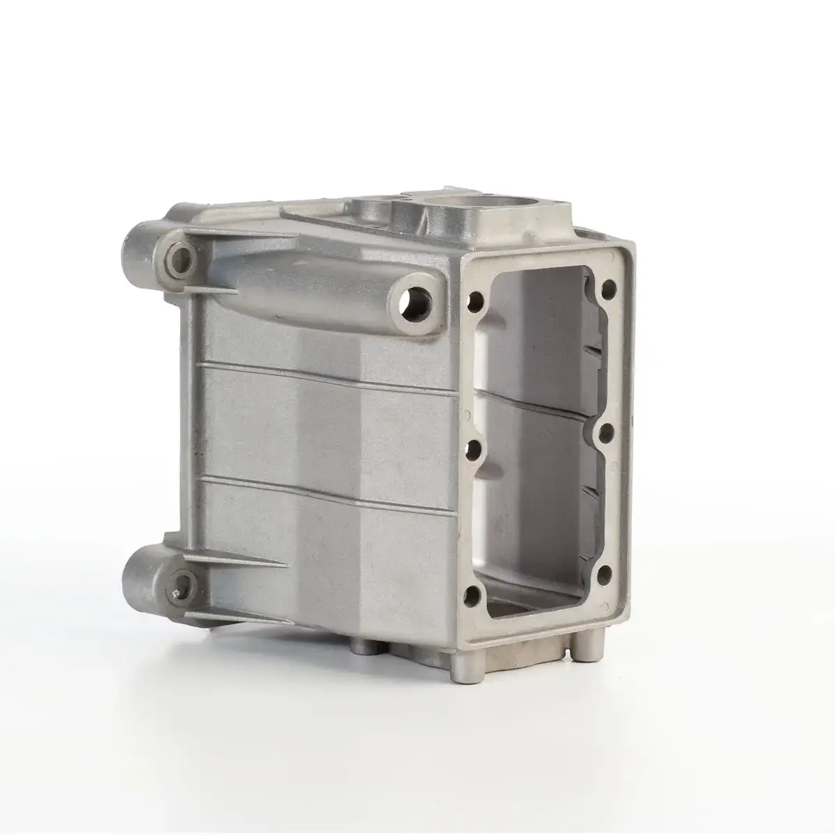 Carter motore in alluminio pressofuso per applicazioni industriali, realizzato da Metalfusioni